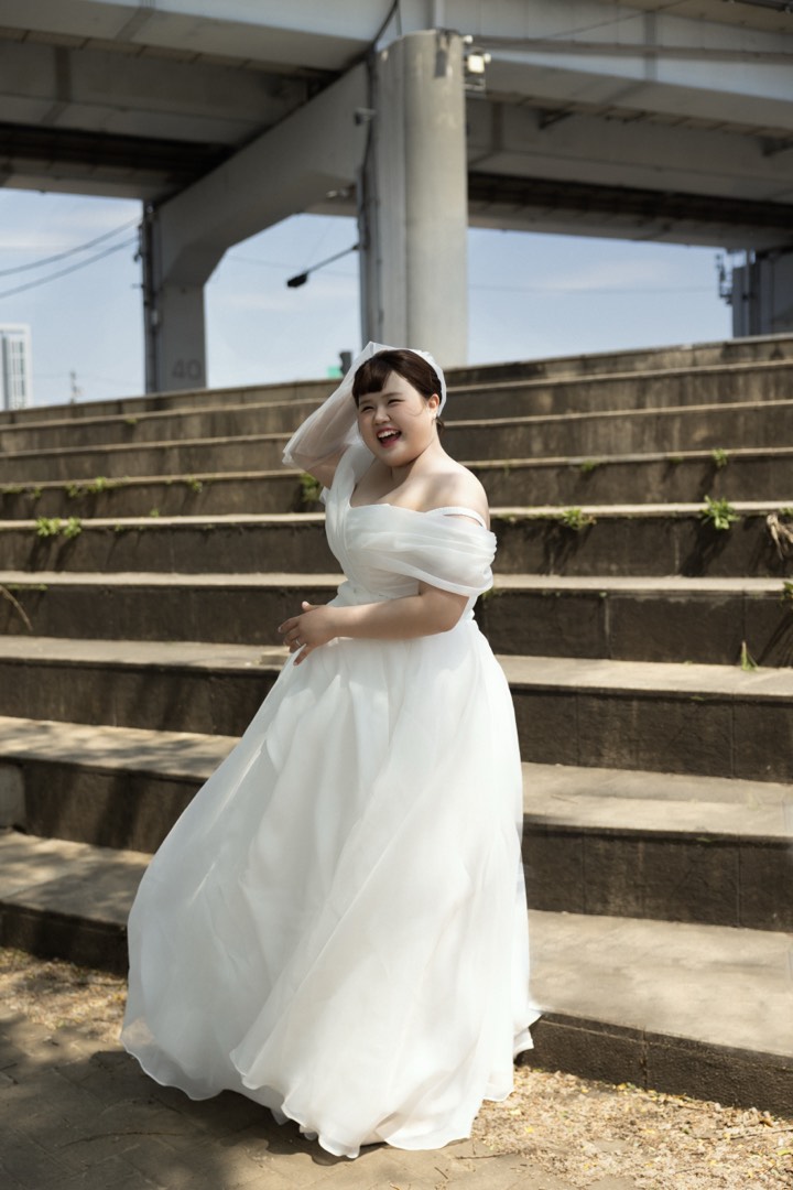 계단 앞에 선 신부